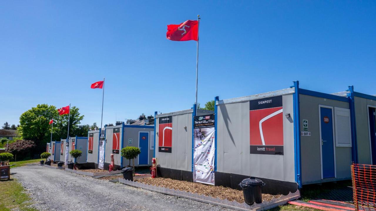 Iomtt Village At Isle Of Man Tt Douglas Buitenkant foto